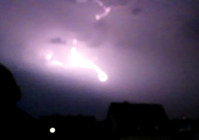 Imposanter Blitz in Form eines Feuerballs über Forchheim